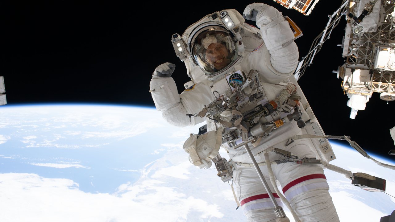 Astronaut Flexes Muscles During Spacewalk in Striking New Image