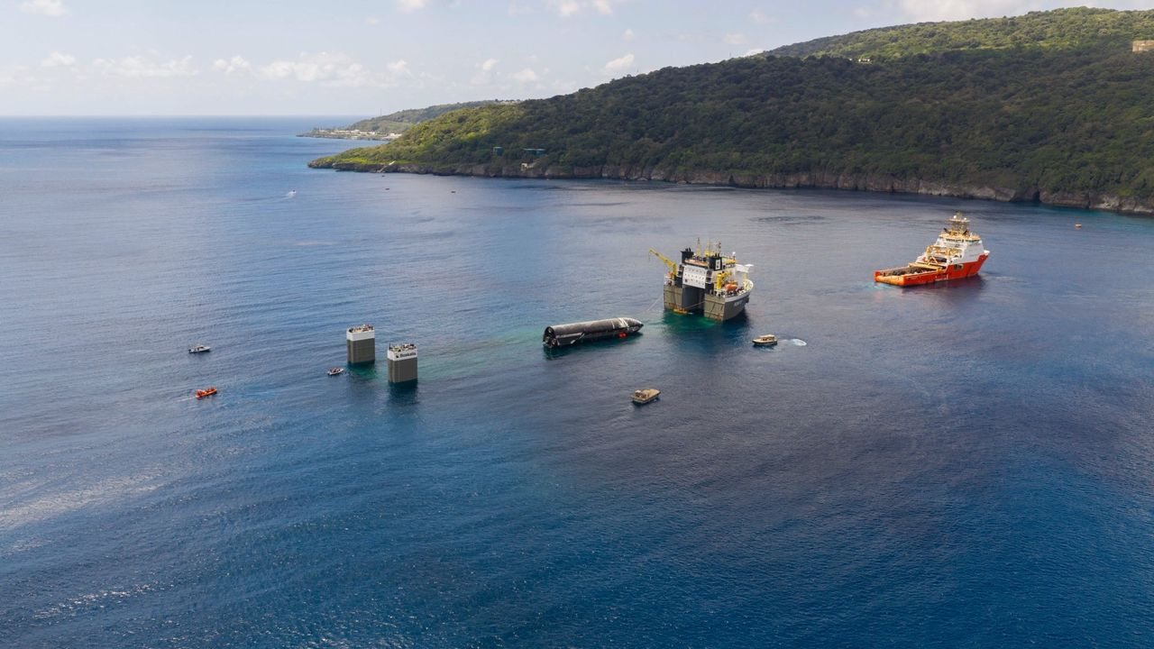 SpaceX loads floating Starship onto recovery ship in the Indian Ocean