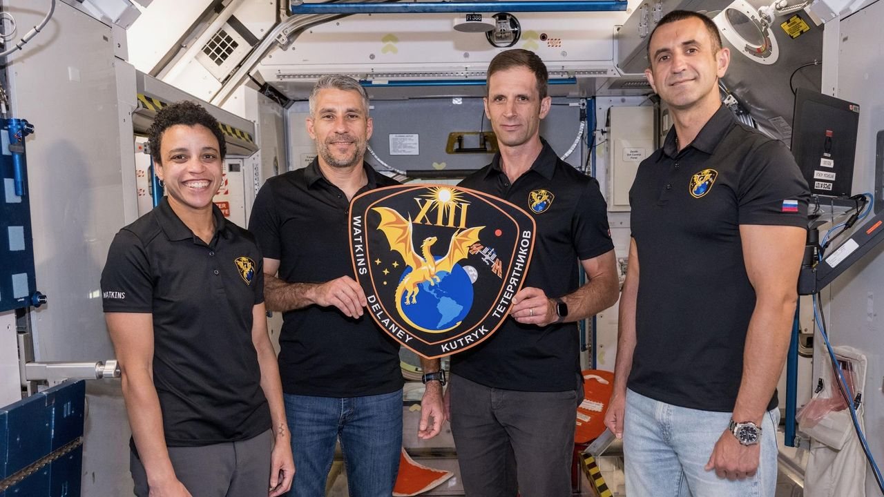 SpaceX and NASA postpone next ISS astronaut launch after Dragon capsule leak