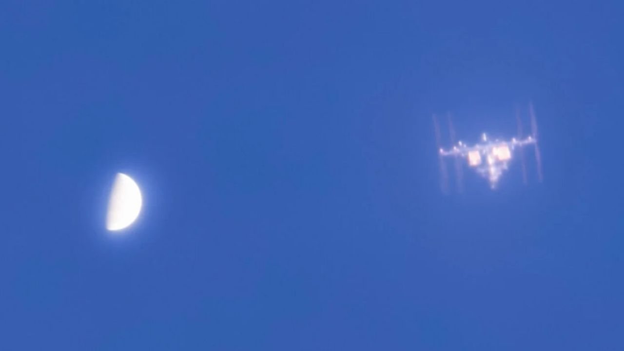 Rare Daylight Photo Captures International Space Station and Venus Together
