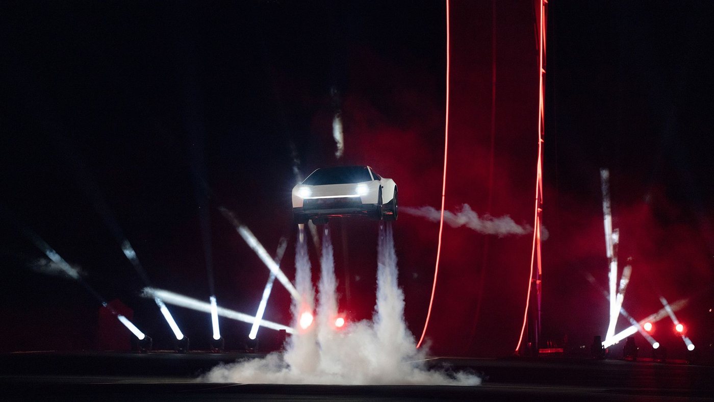 Experts Question Feasibility of Tesla's Rocket-Equipped Roadster