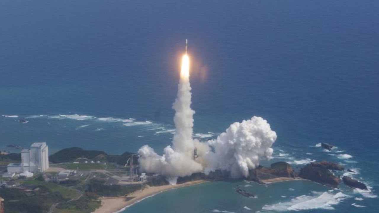 Japan's Kaguya Spacecraft Launched to Map the Moon in High Definition