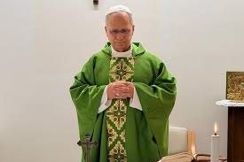 Pope Leo Seen Standing and Celebrating Mass in Hospital Chapel After Lung Surgery