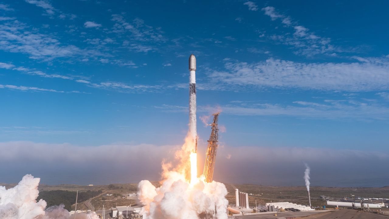SpaceX Launches 24 Starlink Satellites After Starship Test Flight