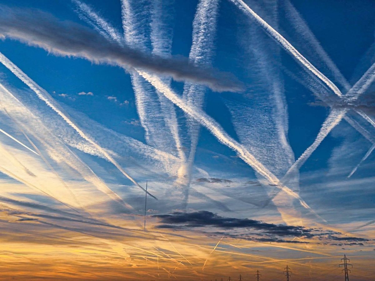 Meteorologists Rebut Chemtrail Claims as Condensation Trails Flood Social Media