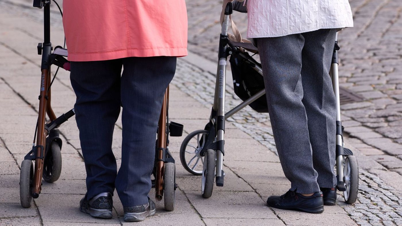 Large Review Links Social Activity in Old Age to Better Cognitive Function