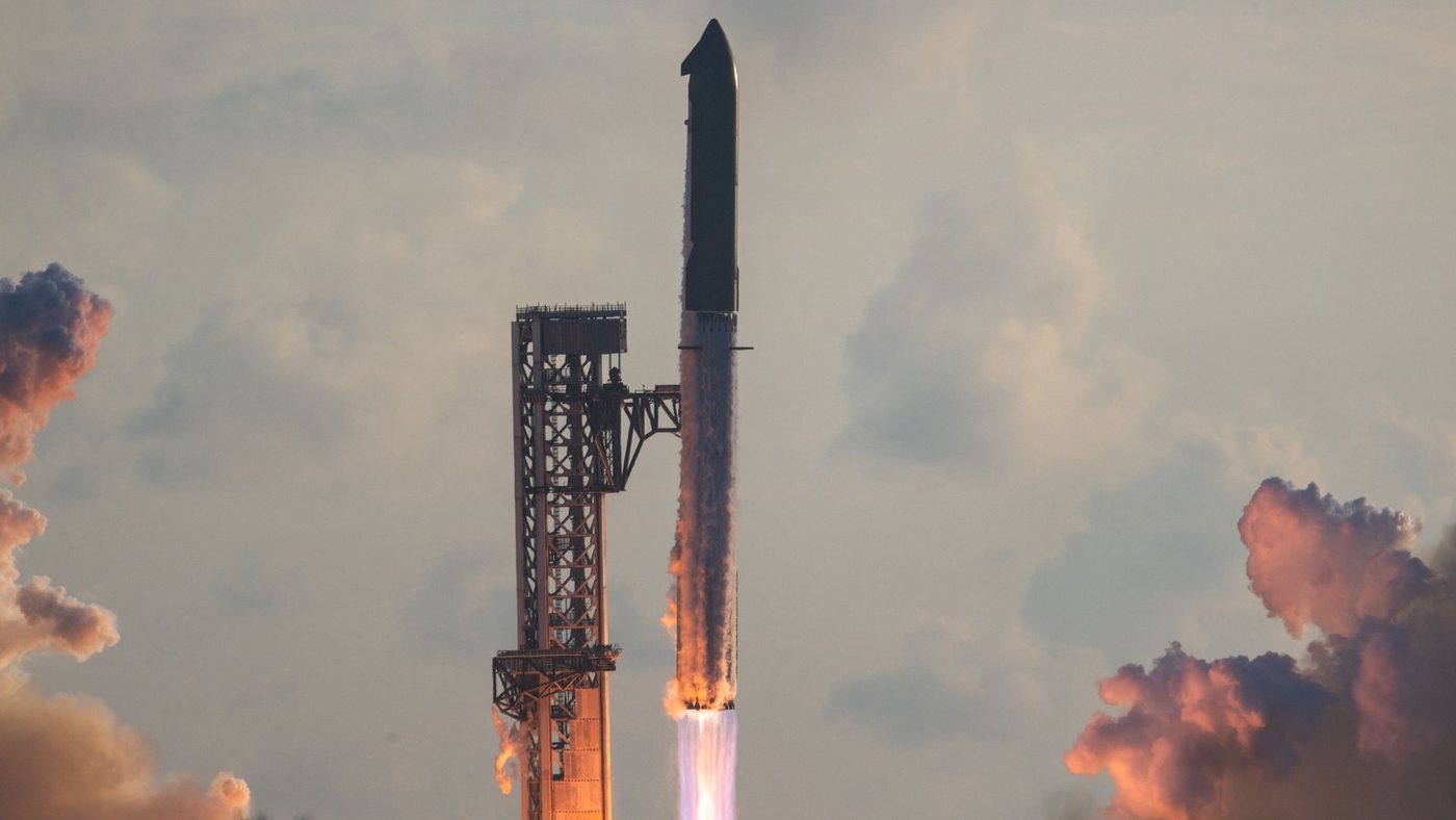 SpaceX Starship Reaches Orbit for First Time on 14th Test Flight