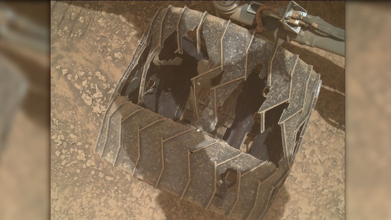Curiosity Mars Rover Inspects Cracked Wheel in New Photo