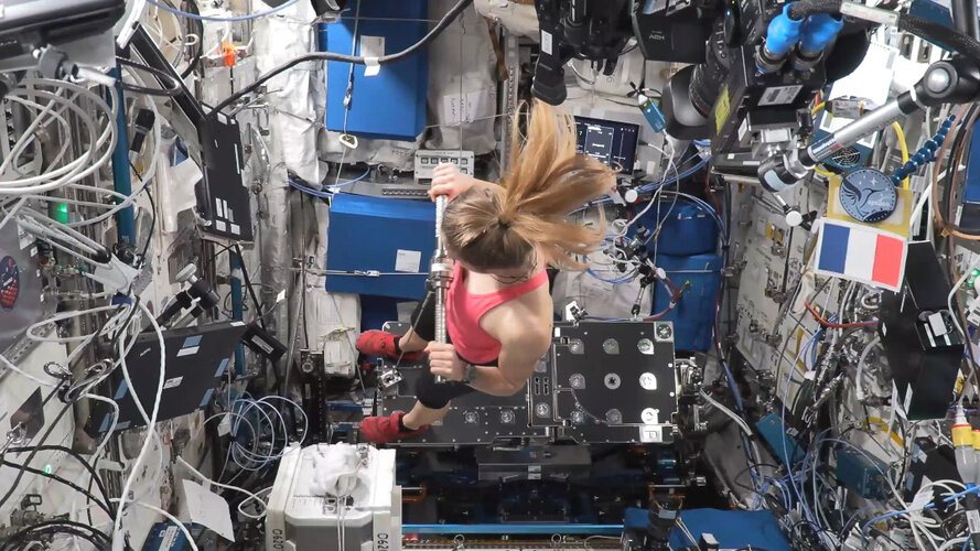 ESA Astronaut Tests New Rope-Pulling Exercise Device on International Space Station